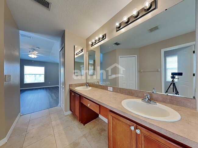 Building Photo - 15534 Lake Bella Vista Dr