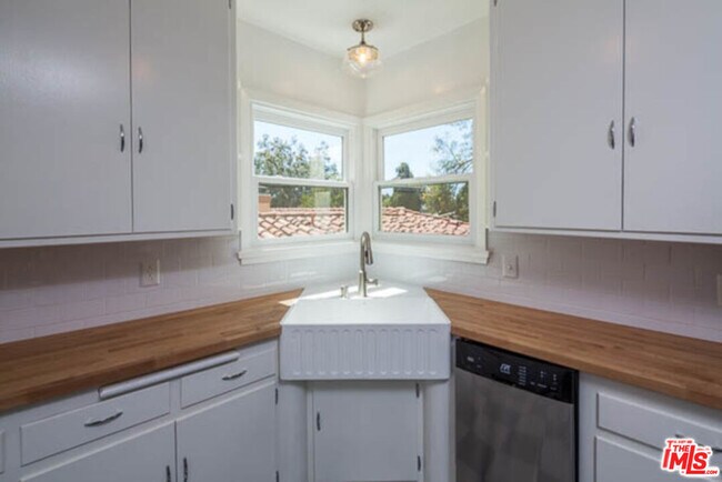 Building Photo - 2117 Alcyona Dr