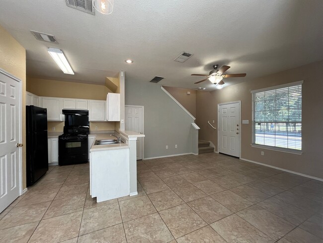 Building Photo - Great 3/2.5 Townhouse in Great Location
