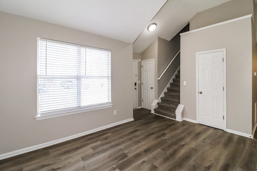 Building Photo - 2915 Russ Ln