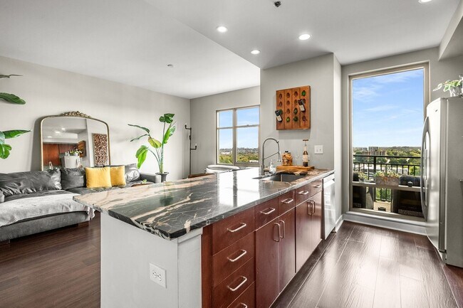 Building Photo - Charming 2BR Condo in Midtown Atlanta