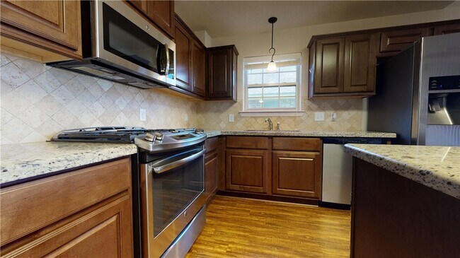 Building Photo - 923 Emerald Dove Ave