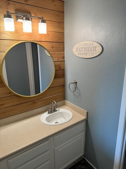 Building Photo - 604 Highcrest Dr