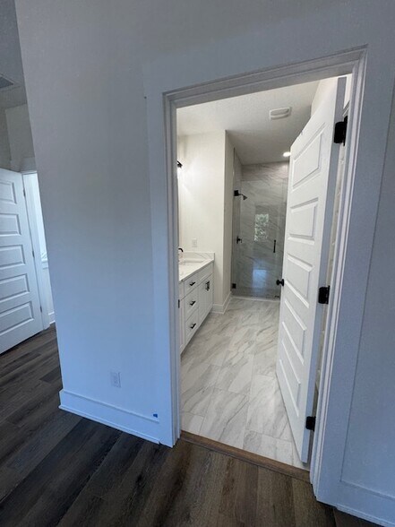 Master Bath in suite - 580 N De Villiers St