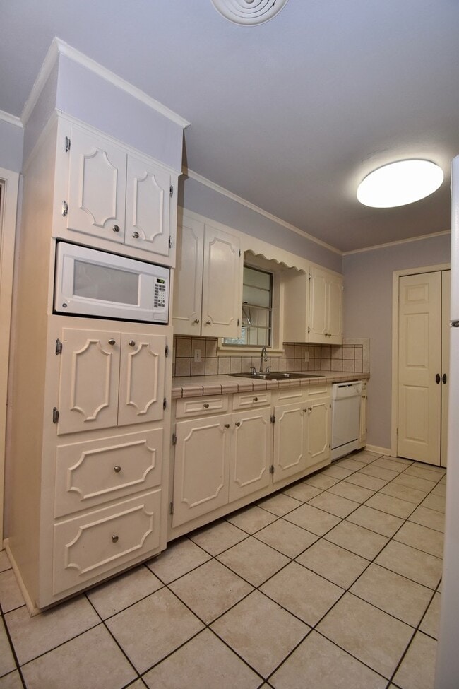 Building Photo - Spacious 4 bedroom 3 bathroom home with large yard and 2 car garage
