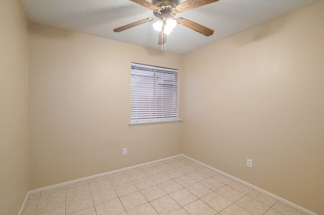 Building Photo - Freshly Renovated! Great Location! Such a sweet home