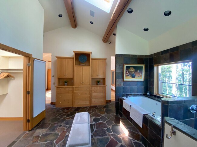 Building Photo - Hidden Whitefish Lake 3 bedroom Furnished ...