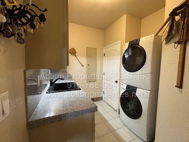 Building Photo - Gorgeous Villa - 3 Bed, 2.5 Bath - Beautiful Views - Highly Desirable Neighborhood!