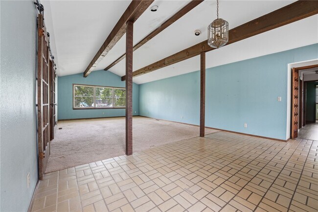 Building Photo - 315 E Fairway Ln