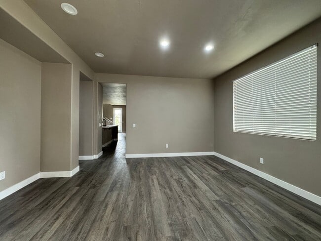 Building Photo - 5 Bedroom 3.5 Bathroom Home in Willowalk Community