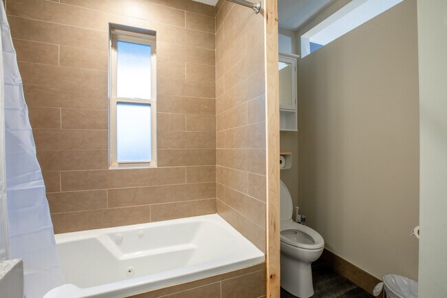 Building Photo - 1285 Parkway Ave