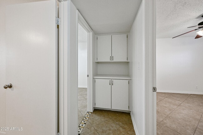 Building Photo - 913 E 7th Dr