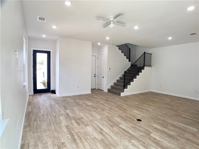 Building Photo - 255 Lourdes Ct