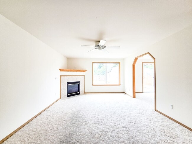 Building Photo - Well Kept 3BD Rambler
