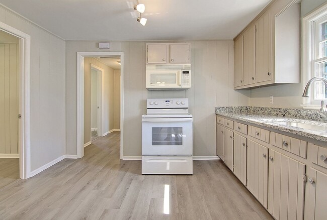 Building Photo - Modern Retreat Minutes from Downtown Charleston