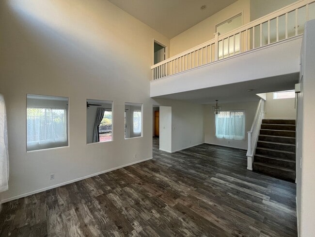 Building Photo - Spacious 4br/3ba Single Family Residence i...