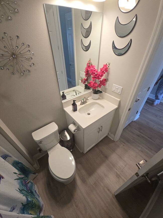 Building Photo - Gorgeous 5-Bedroom, 3-Bathroom in Riverview