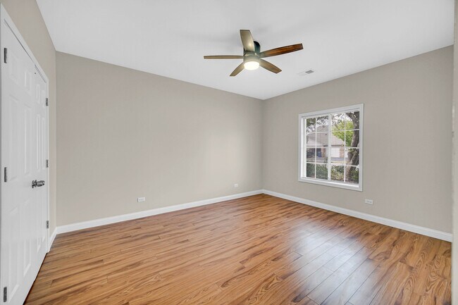 Building Photo - 1661 Commodore Ct