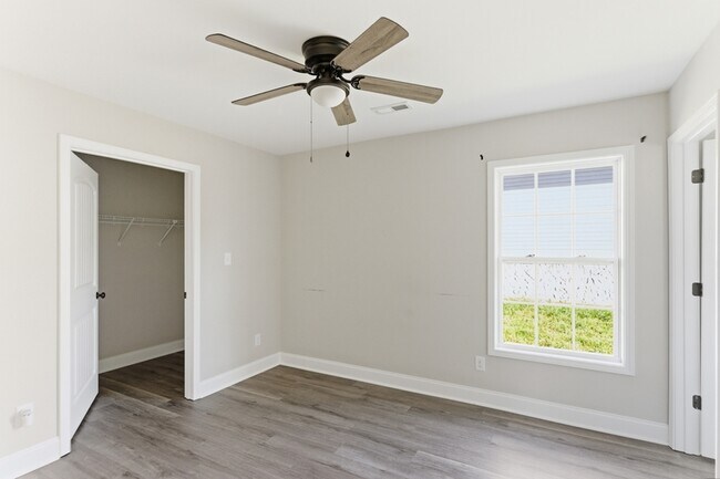 Building Photo - 920 Foch St