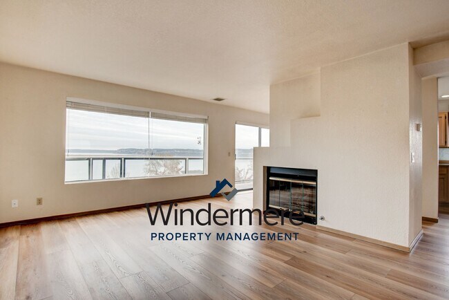 Building Photo - 3 bed 2 bath Condo with a View!