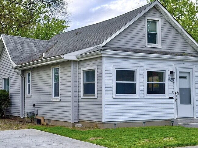 Building Photo - ELEGANT HOME