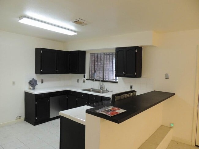 Building Photo - 8870 Kempwood Dr