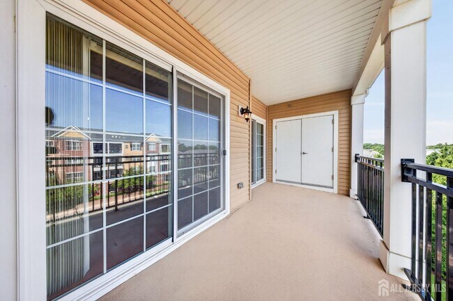 Building Photo - 645 Doral Ct