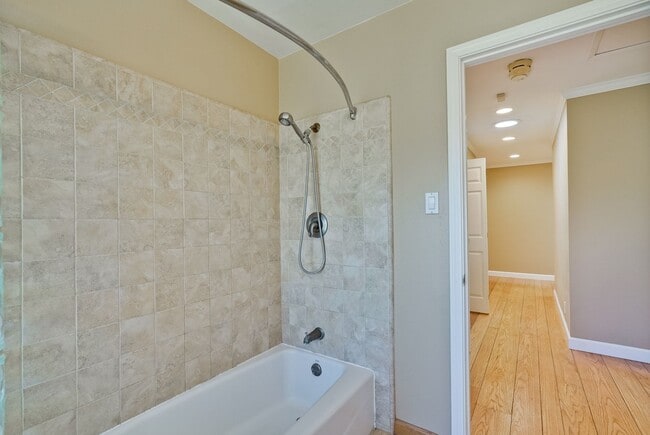 Building Photo - Excellent 3 Bedroom 2 Bath In A Great Neig...