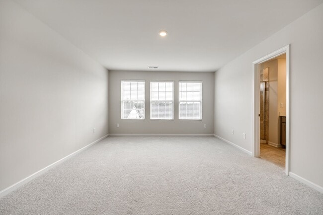 Building Photo - Beautiful 3-bedroom, 3.5 bath townhome in Elizabeth of fabulous Fort Mill!!