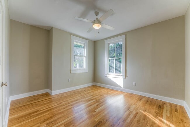 Building Photo - Crosstown home - rent reduced plus 1/2 off...
