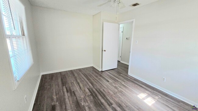 Building Photo - 318 Bruce St