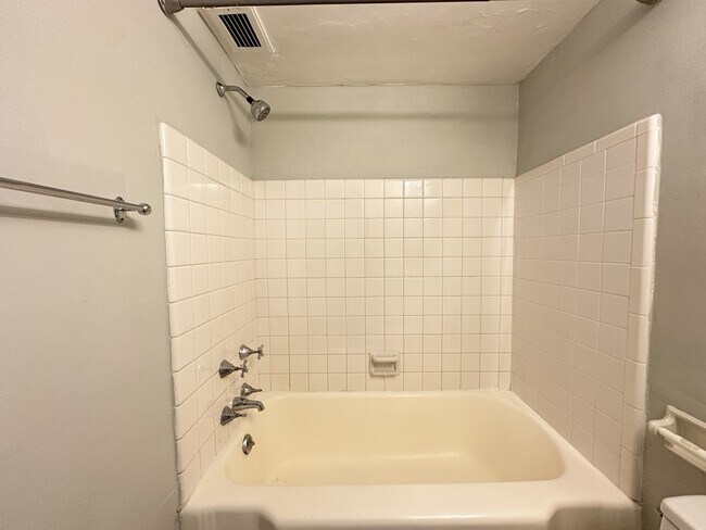 Building Photo - 450 W Wellington Ave