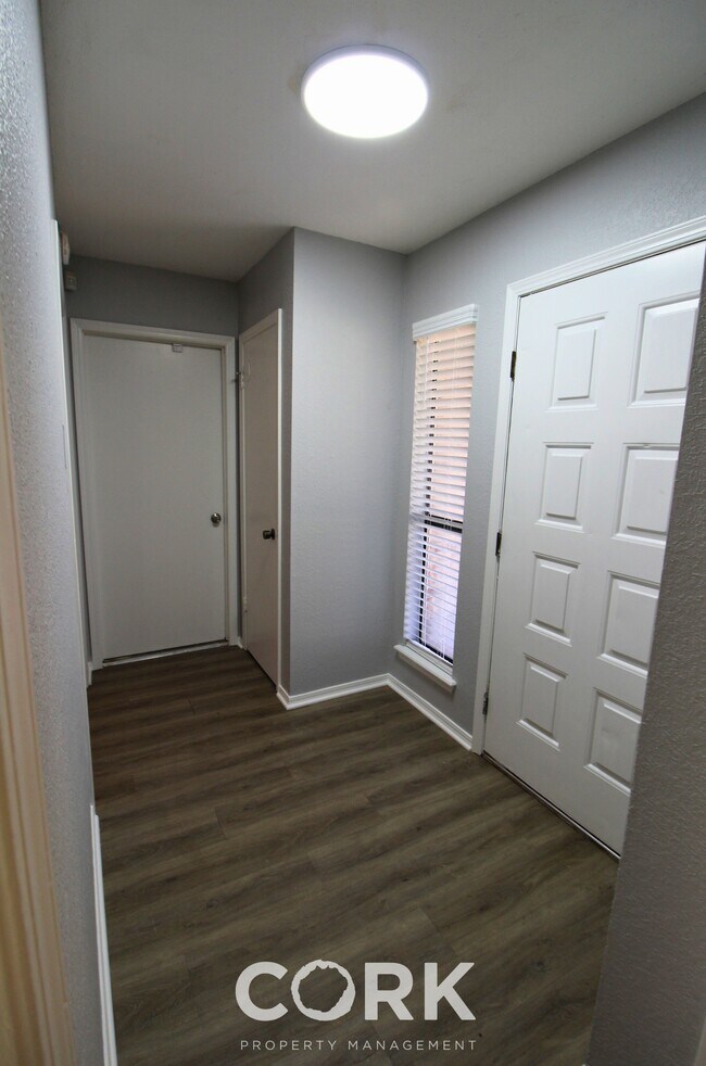 Building Photo - 708 Teal Pl