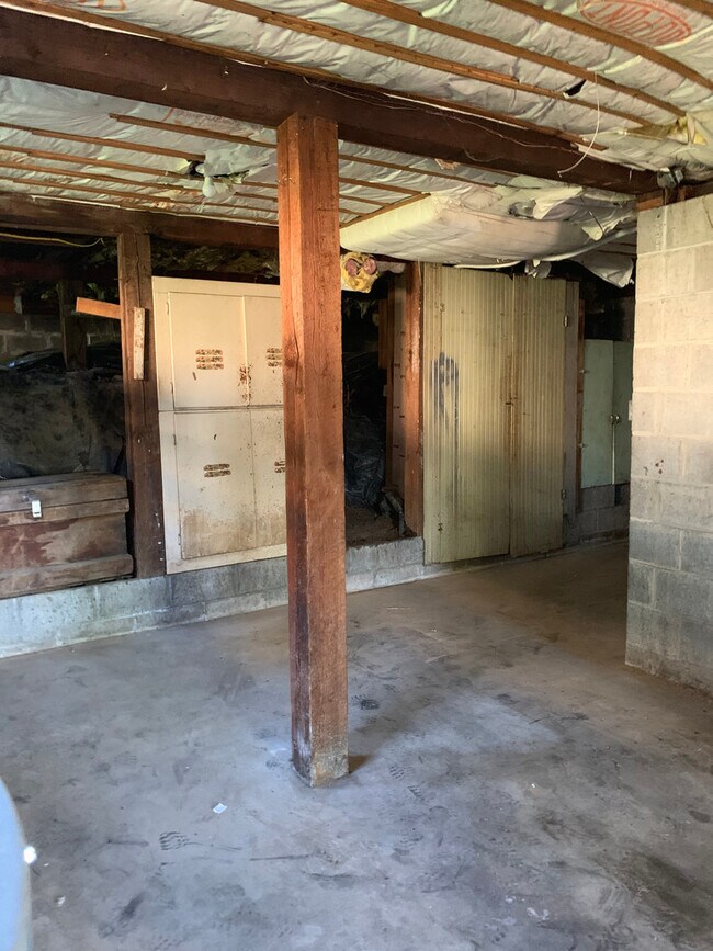 Building Photo - Very Cute 2 bedroom, 3/4 bath updated home...