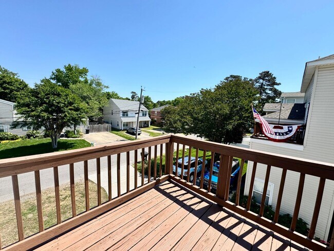 Building Photo - A Chesapeake Bay Townhome w/Garage, Available NOW! 2 Downstairs Bedrooms - Pet Friendly - 2 Balco...
