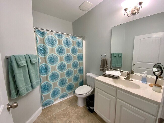 Building Photo - Furnished 3 bedroom 3 bath Condo - Flexible Term lease - Topsail Landing Community