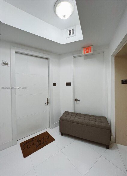 Building Photo - 15811 Collins Ave