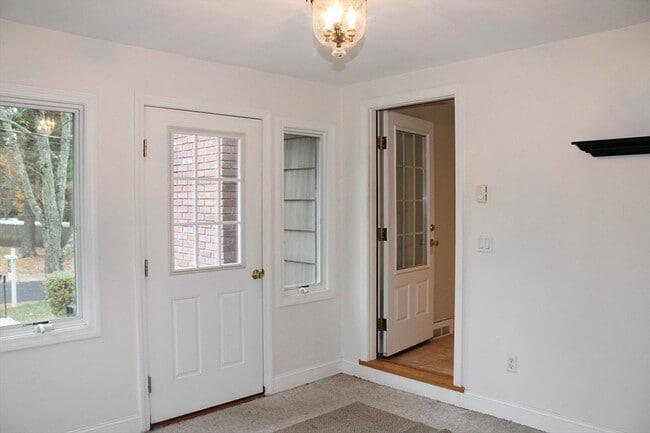 Building Photo - 61 Alton St