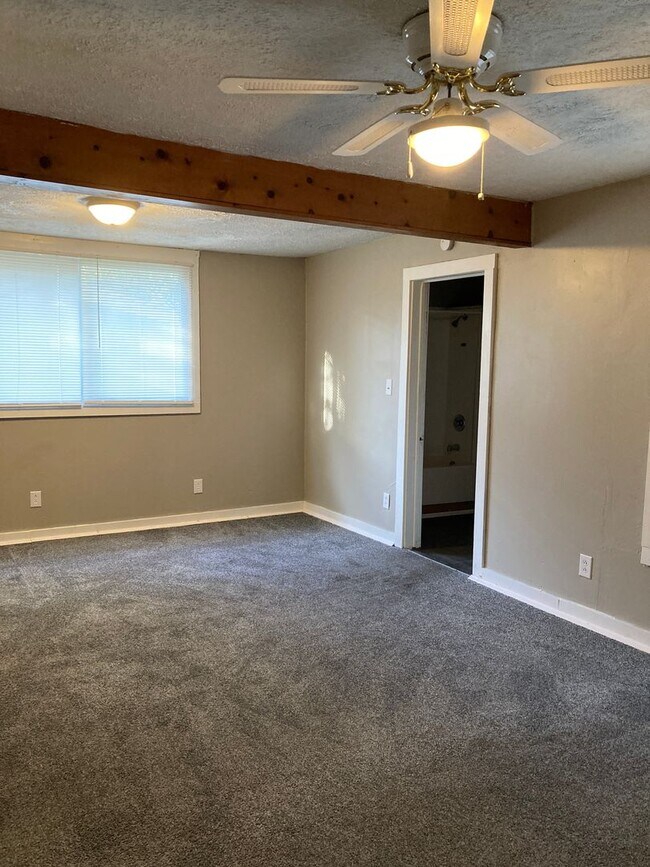 Building Photo - Spacious 5 bedroom 2 bath Southside Muncie