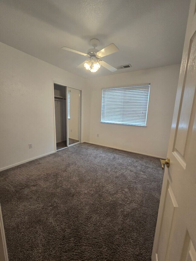 Building Photo - 3 BR 2 BA Available Now