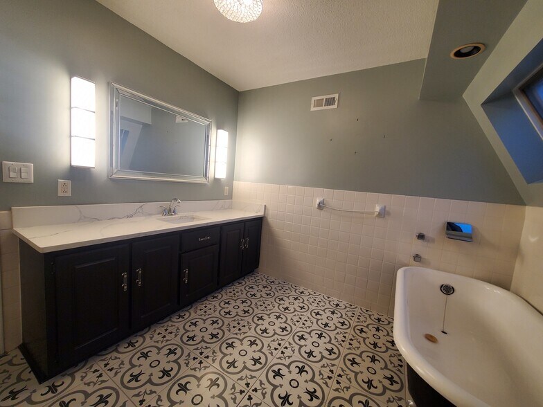 Building Photo - 4704 Great Oaks Dr