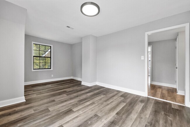 Building Photo - 2400 Woodbine Ave