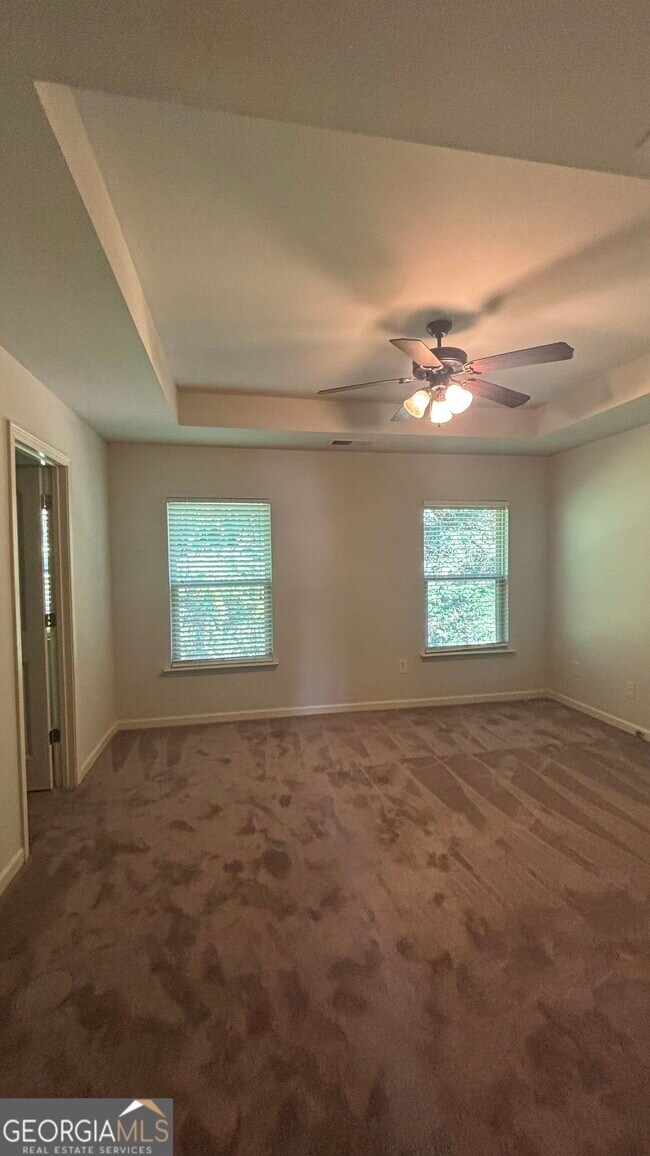 Building Photo - 323 Knelston Oak Dr NE
