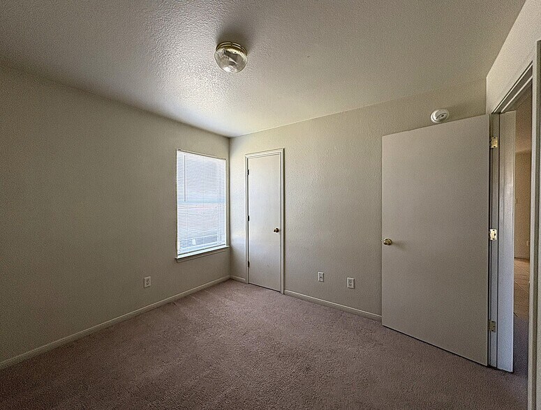 Building Photo - 509 Primrose Dr