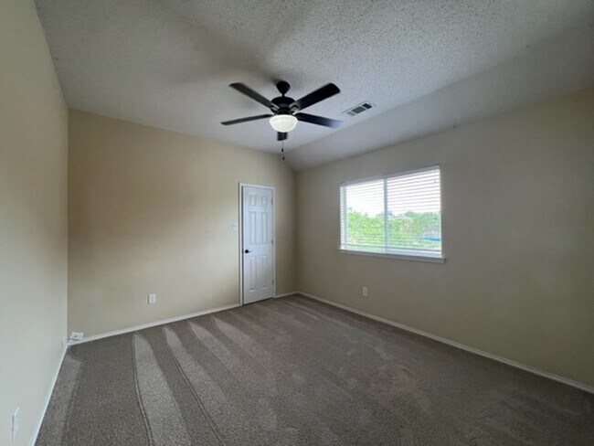 Building Photo - 4 bedroom, 2.5 bath home for lease!
