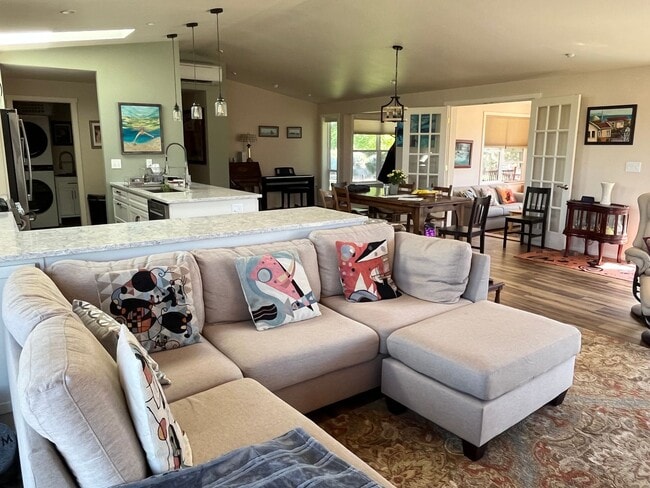 Building Photo - Furnished home between Tumalo & Sisters