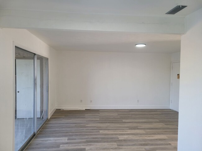 Building Photo - FOR RENT!! CUTE AND COZY 1 BEDROOM 1 BATHROOM WATER VIEW CONDO (MOVE IN SPECIAL)..