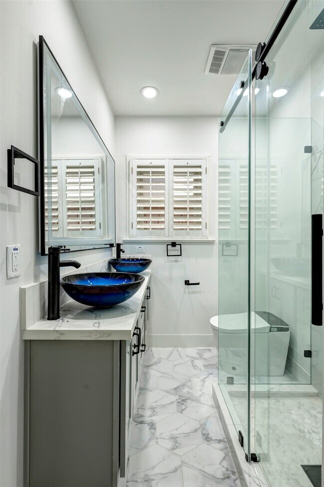 Building Photo - 1919 W McKinney St