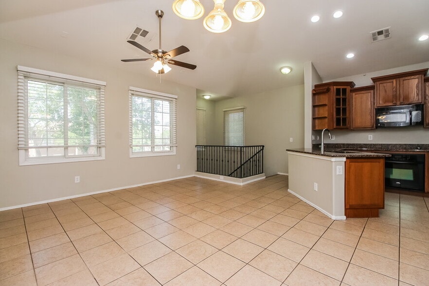Building Photo - 2121 E Huntington Dr