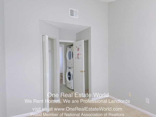 Building Photo - 2504 Woodgate Blvd